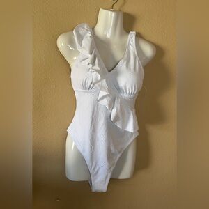 ❤️‍🔥FLASH SALE❤️‍🔥 CUPSHE White 
One Piece Swimsuit Size M NWT